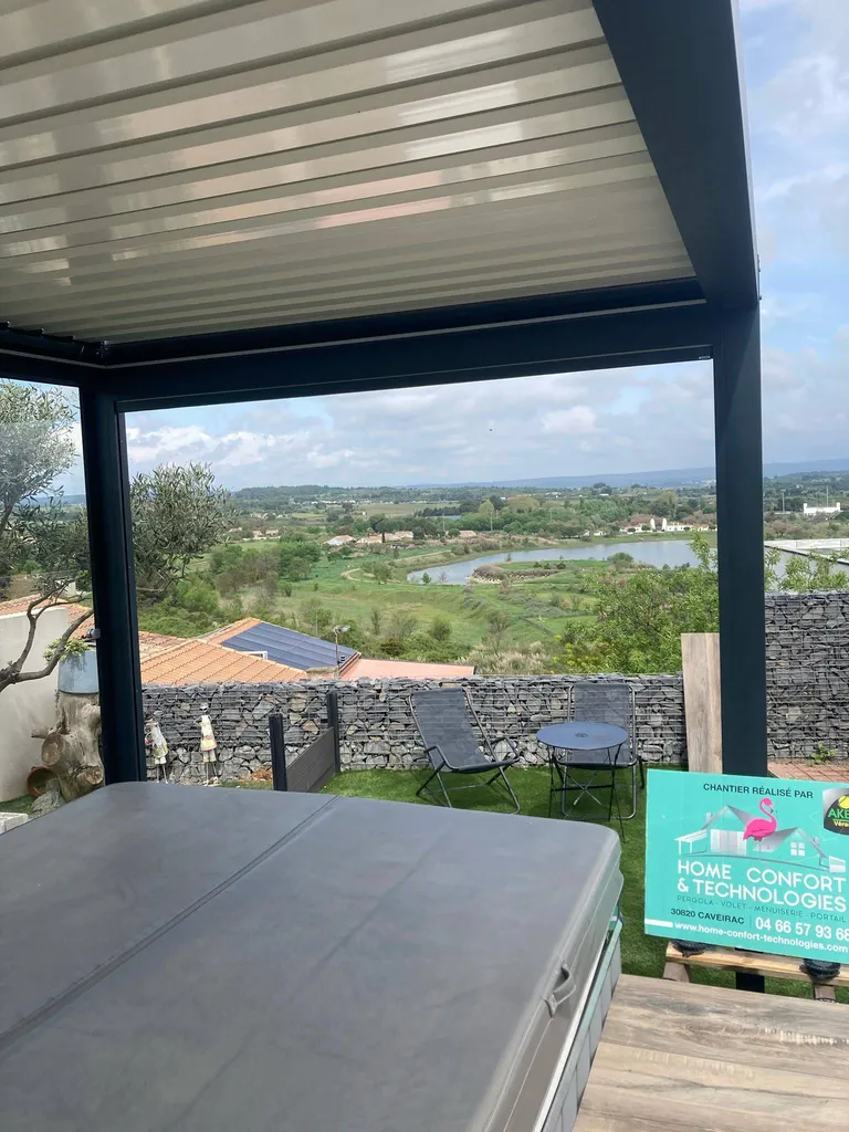 Installation d'une pergola bioclimatique avec mur de verre sur mesure à Mèze dans l'Hérault