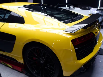 Détail de la protection PPF XPEL sur capot Audi R8 jaune.