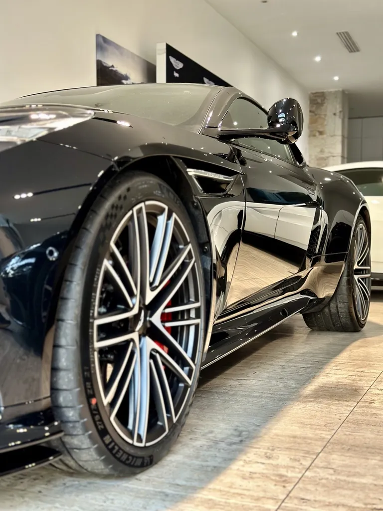 film plastique protection carrosserie film PPF Lyon traitement céramique DETAILING carosserie Aston Martin DB12 