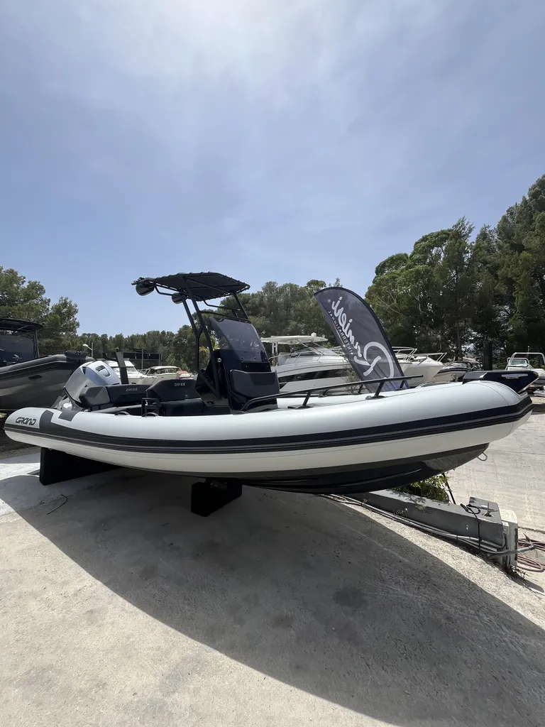 Toni Marine propose à la vente un Grand Boats Drive Line D600 Lux d'occasion équipé d'un moteur Honda BF115 disponible à La Londe les Maures près de Hyères