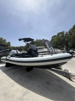 Toni Marine propose à la vente un Grand Boats Drive Line D600 Lux d'occasion équipé d'un moteur Honda BF115 disponible à La Londe les Maures près de Hyères