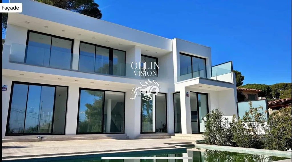Villa neuve face à la mer.