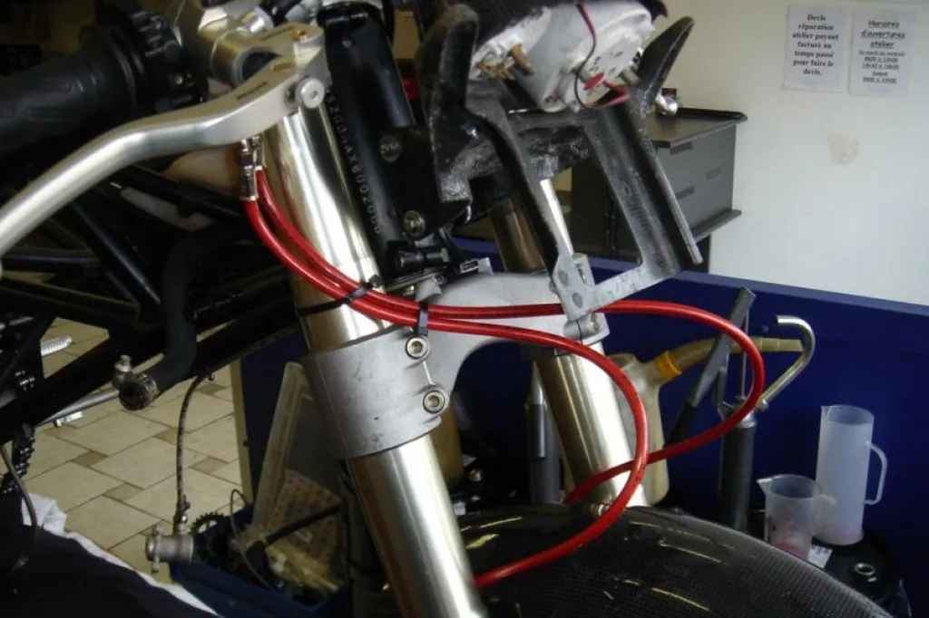 PREPARATIONS DE MOTO DE COURSE POUR FAIRE DU CIRCUIT DANS LE VAR