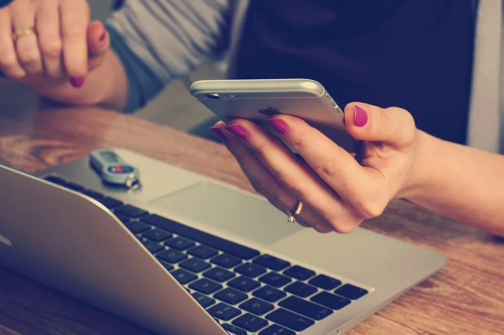 J'ai besoin d'avoir une réponse rapide et discrète : la question par SMS est la solution idéale si j'habite Paris (où ailleurs !).