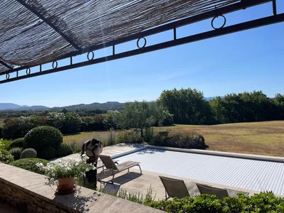 Taille des végétaux autour d'une piscine dans le Vaucluse 
