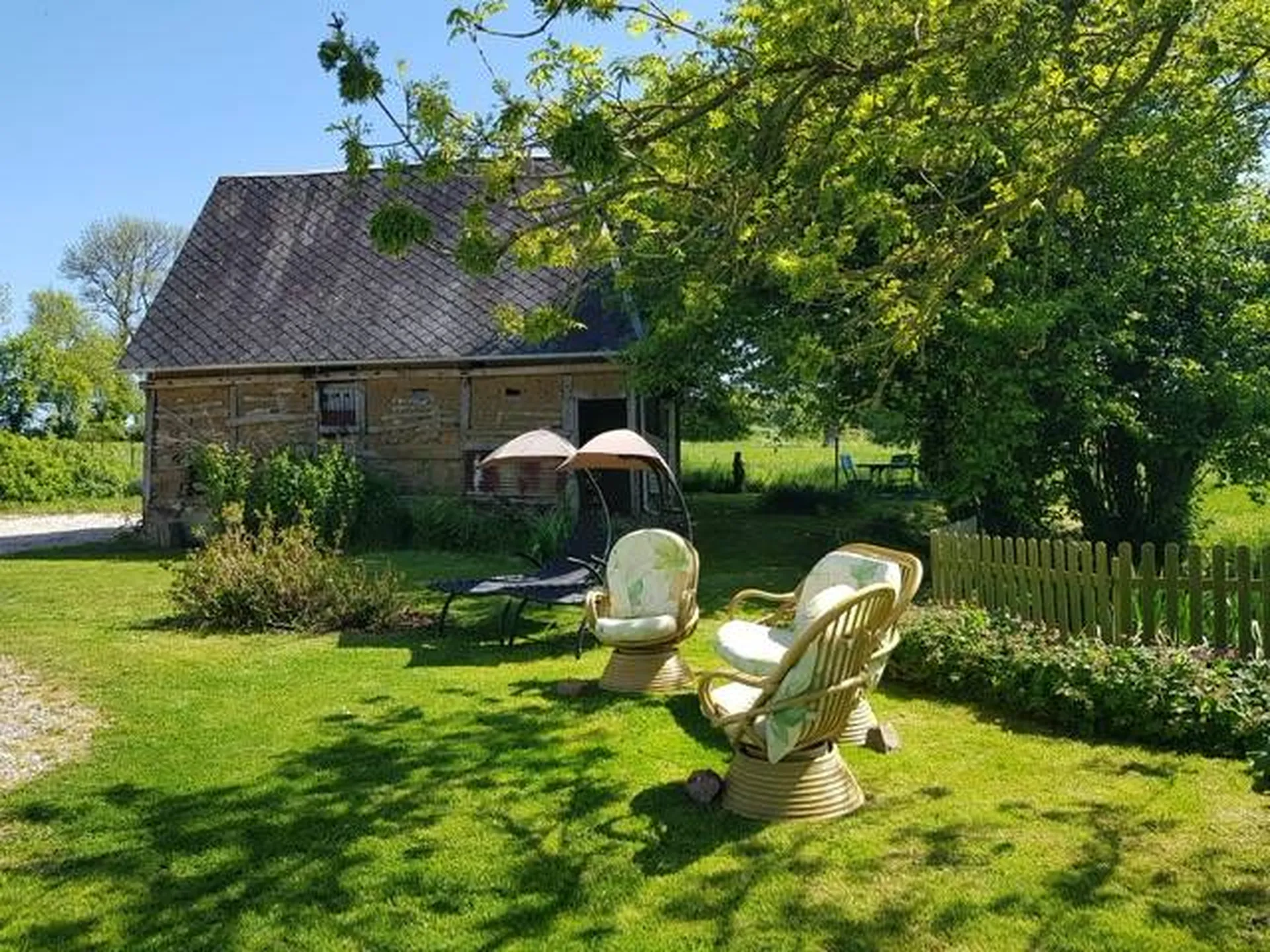 Ravissante fermette normande sur 1.5 ha de prés, entre Neufchâtel en Bray et Forges les eaux, calme absolu. Normandie