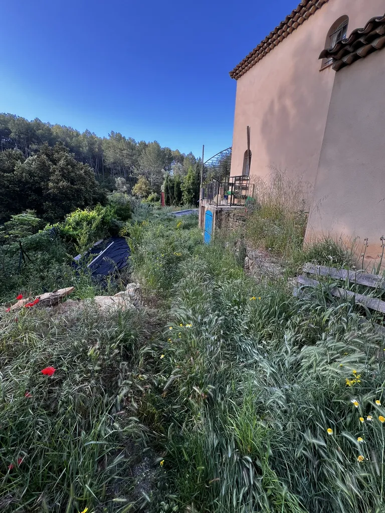 Aménagement paysager complet avec arrosage automatique, opus incertum et massifs méditerranéens au Beausset