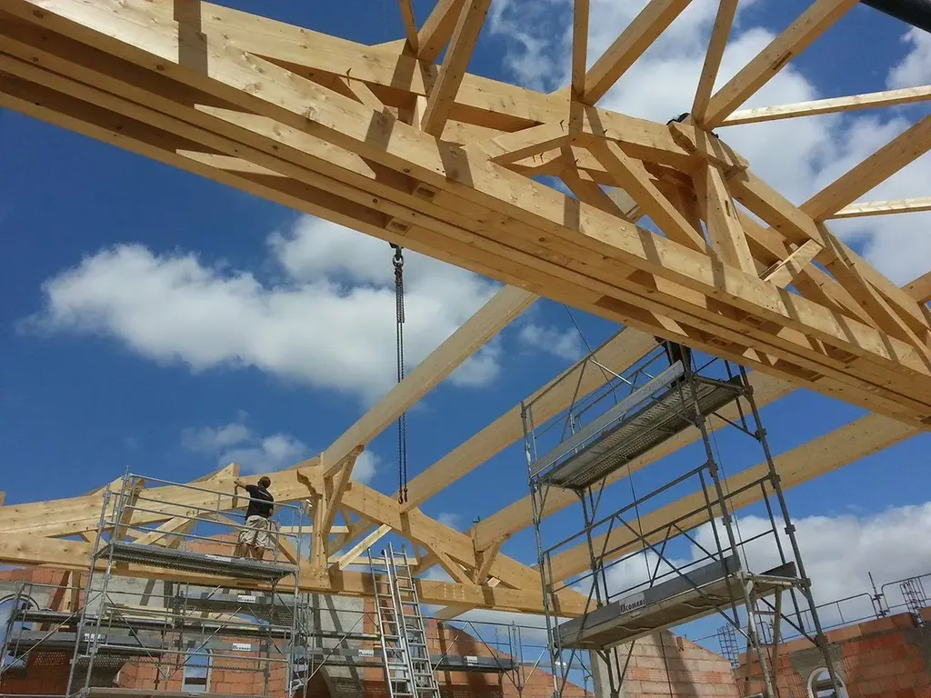 Fabrication de charpente traditionnelle sur mesure pour maisons et rénovations à Toulouse