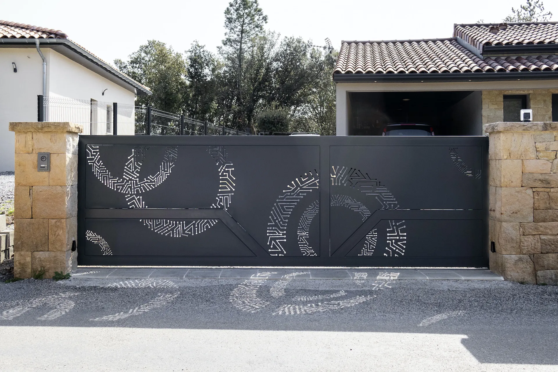 Portail à motifs découpé au plasma : une signature moderne et sécurisée pour votre villa en Sud Ardèche.