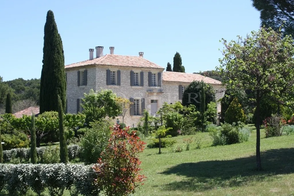 A vendre,   sur les hauteurs, face au Mont Ventoux et aux Dentelles de Montmirail, propriété de caractère  avec une cour intérieure, un parc paysager et une piscine sur 3 hectares de terrain. 