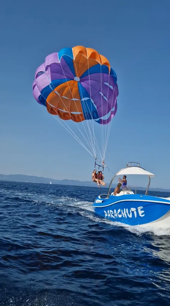 Parachute ascensionnel Marseille pause au-dessus de la mer Méditerranée vue aérienne