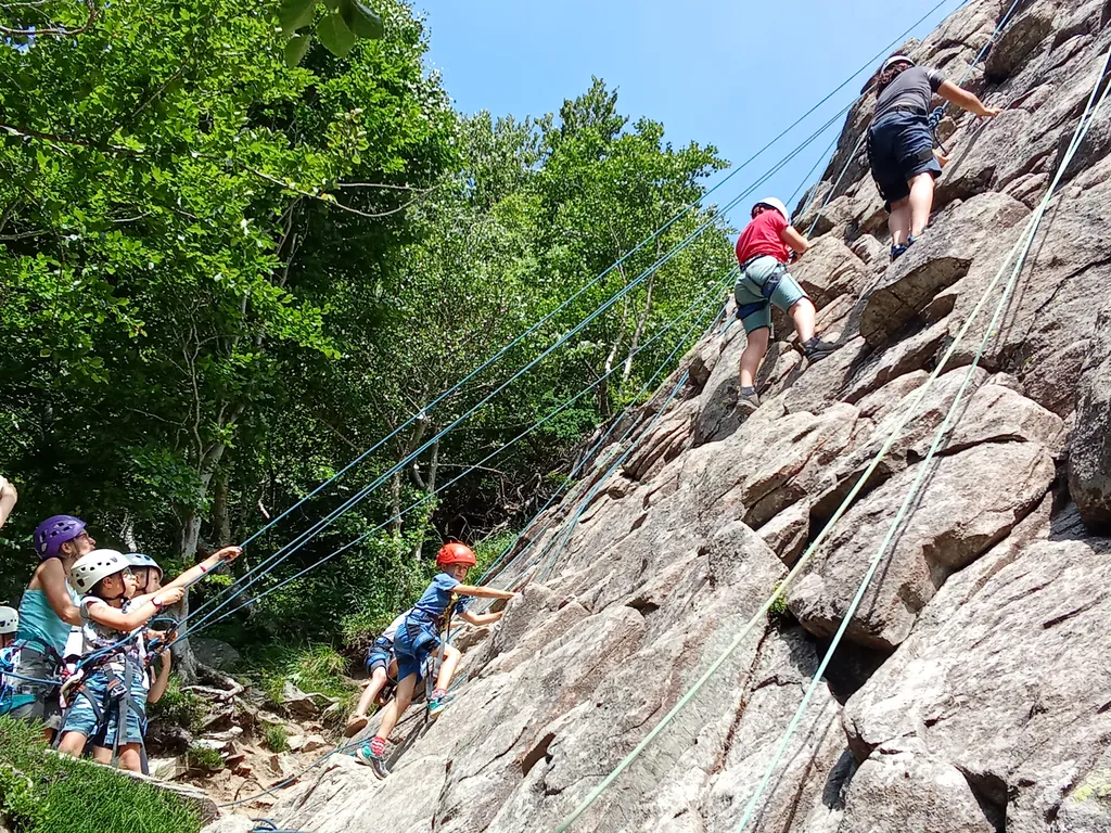 Gîte de groupe à Pontgibaud : Votre séjour au cœur des Volcans d'Auvergne