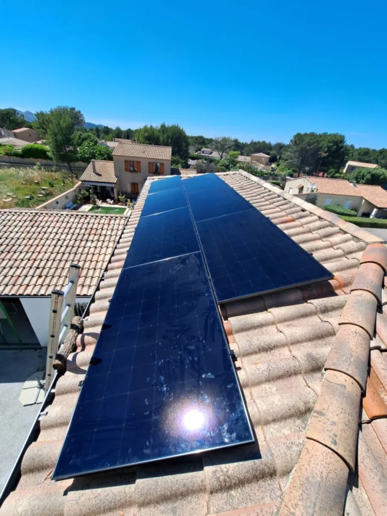 Installation solaire de 3kWc à Carnoux avec 7 panneaux SunPower et micro-onduleurs Enphase