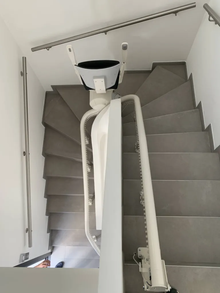 L'installation de ce fauteuil monte-escalier réalisée par les équipes Oval'Access a optimisé l'espace dans cet escalier 2/4 tournant à Marseille