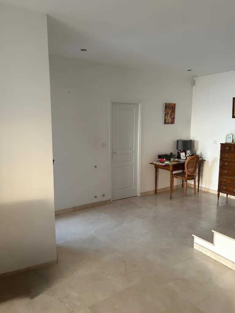 Séjour avant ouverture de la cloison pour installation d’une verrière atelier à Collonges-au-Mont-d’Or