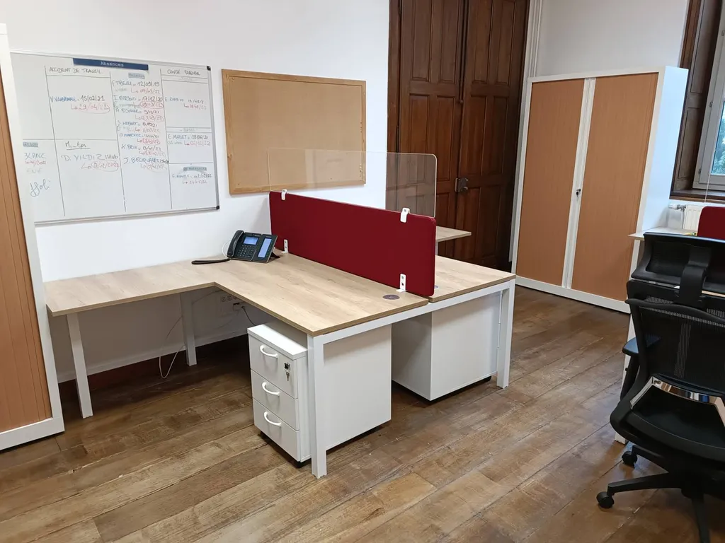 Bureaux partagés avec retour et écrans acoustiques installés à La Ciotat 