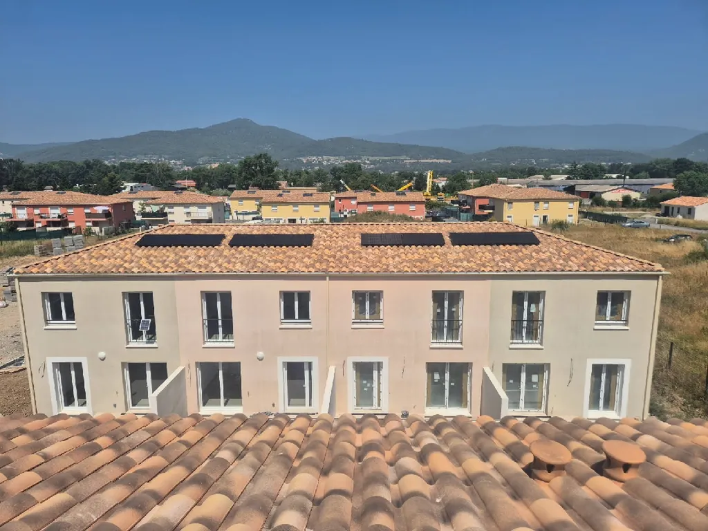Installation de 94 panneaux photovoltaïques intégrés en toiture pour un programme résidentiel neuf en autoconsommation aux Mées dans les Alpes-de-Haute-Provence (04)
