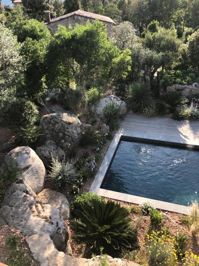 Aménagement paysager complet avec plantations méditerranéennes, pavage granit et éclairage de jardin sur mesure en Corse