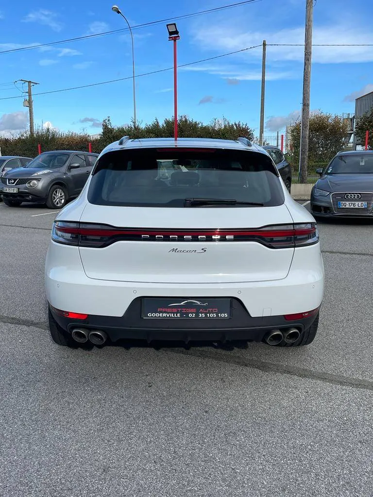 Silhouette élégante de la Porsche Macan à Deauville