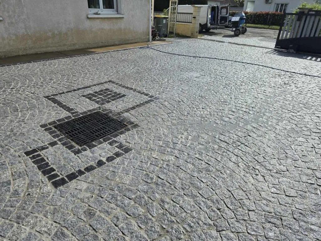Allée carrossable en granit gris près de Bordeaux
