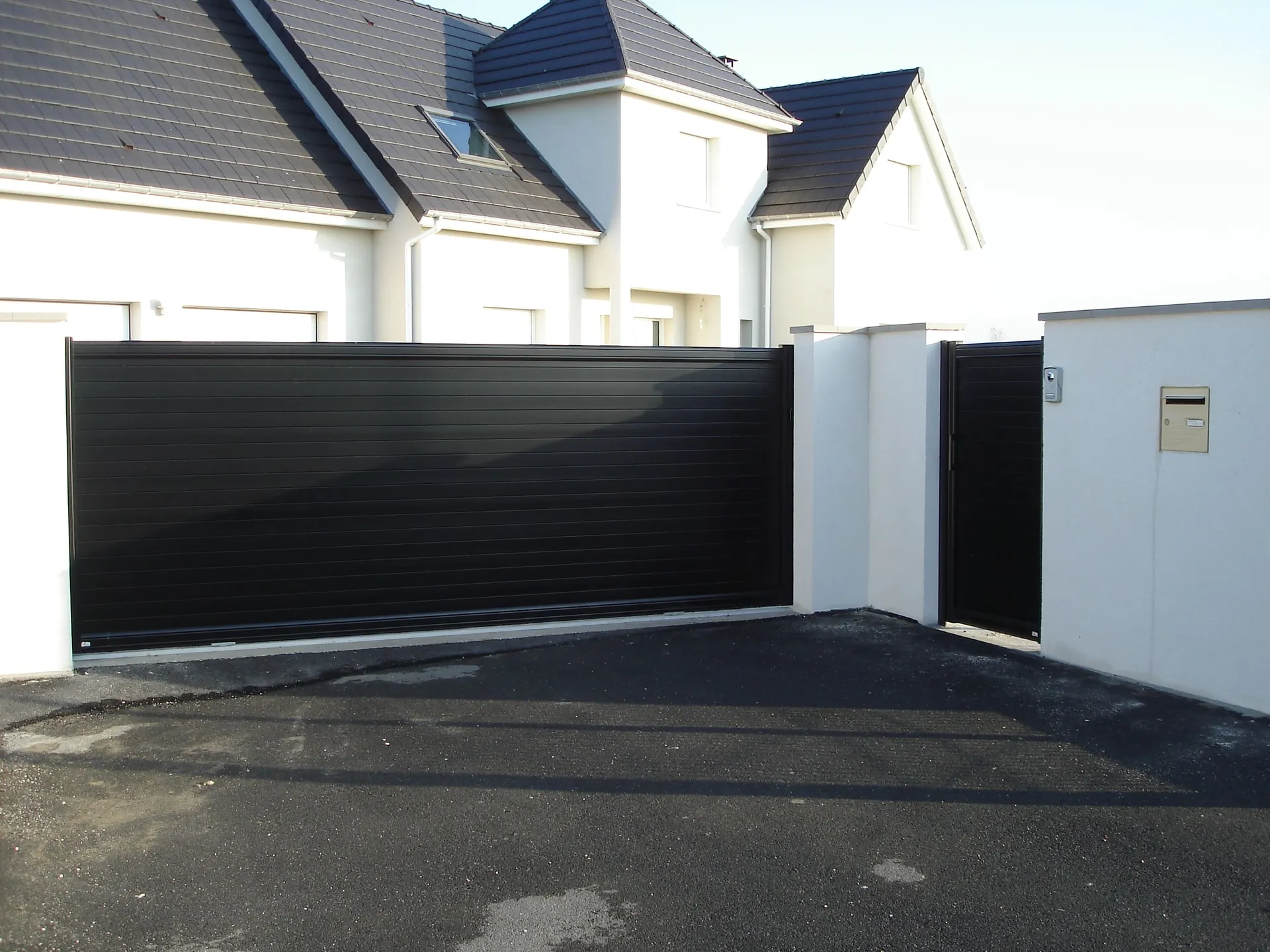 Installation de Portail en aluminium coulissant ou autoportrant élégant et contemporain à Bernay dans l'Eure 27 et ses Alentours