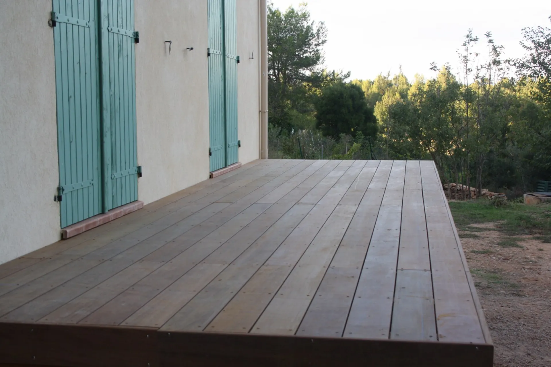 Réalisation d'une terrasse en bois exotique Ipe sur piliers à Bras Var