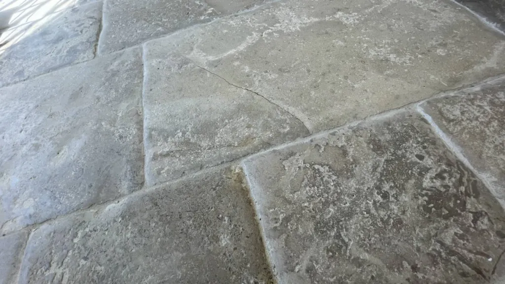 Le Travertin, au 36 Le Travertin, au 36 rue de Bourgogne à Paris, pierre de Dordogne. Quelle pierre choisir pour mon sol ? 