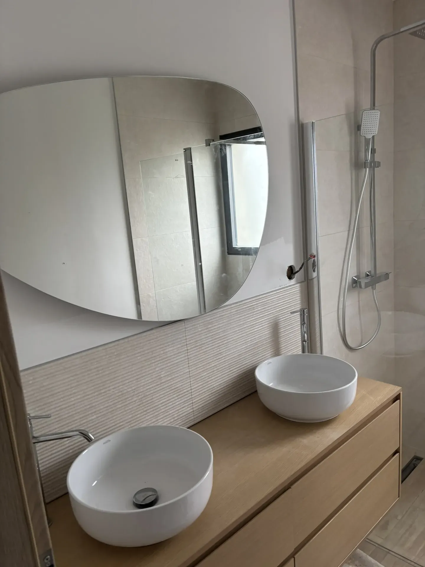 Installation d’un meuble double vasque dans une salle de bain rénovée à Lachassagne près de Lyon