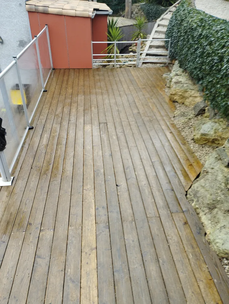 analyse d'une ancienne terrasse en douglas d'environ 70 mètres carrés démontage récupération du passage et remontage avec nouvelle structure à Poussan à côté de Sète dans l'Hérault