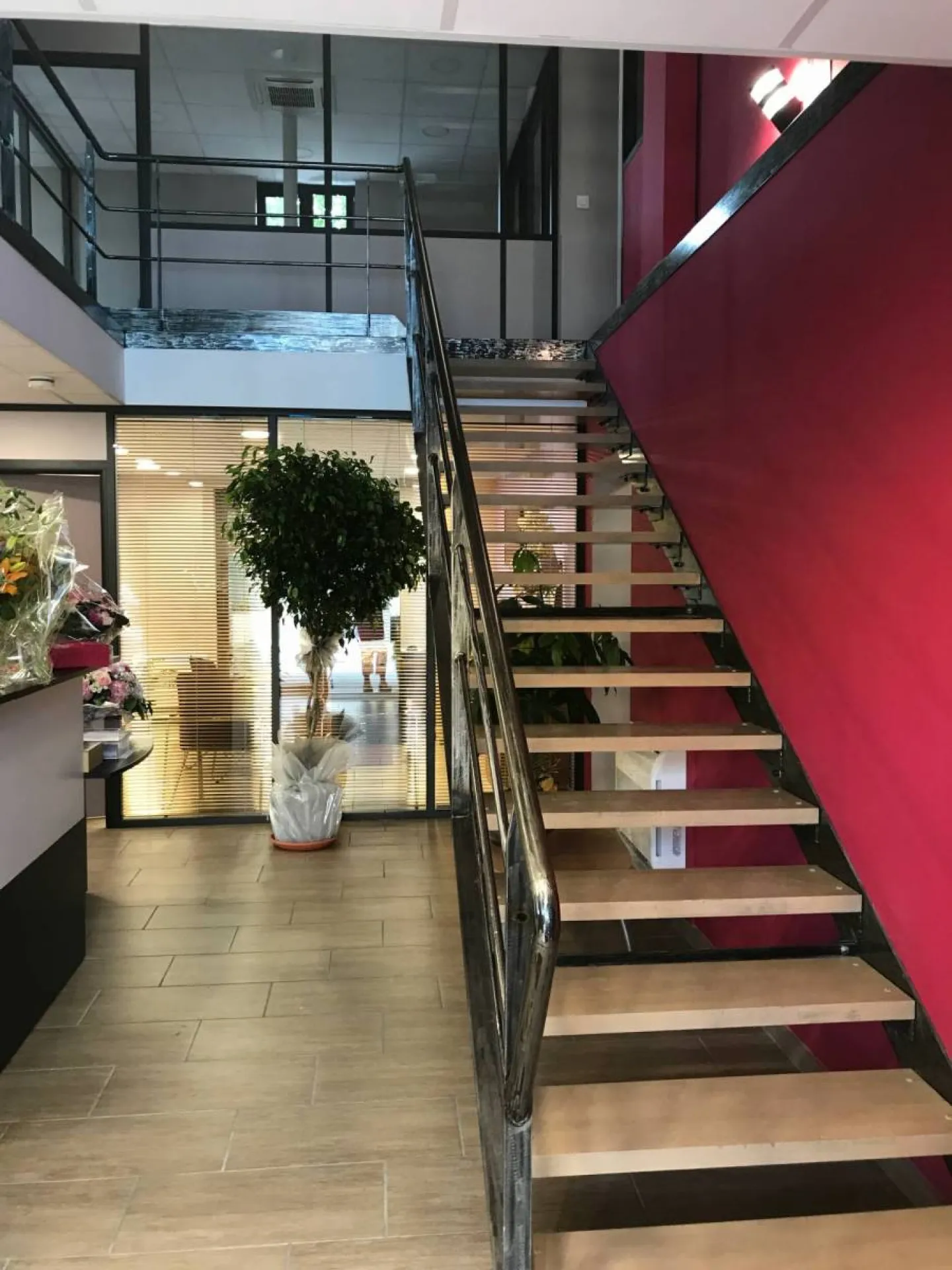 FABRICATION ET POSE ESCALIER STYLE INDUSTRIEL SUR MESURE AVEC MARCHE EN BOIS FOS SUR MER 