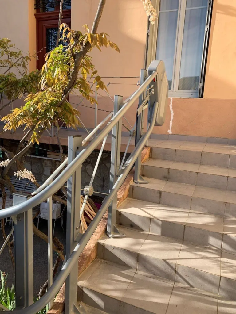 Installation d'une plateforme monte-escalier courbe LENHER Omega à Jouques près d'Aix en Provence