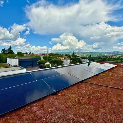 Installation de 12 panneaux photovoltaïques sur une toiture plate à Saint-Étienne dans la Loire pour une puissance totale de 6 kWc