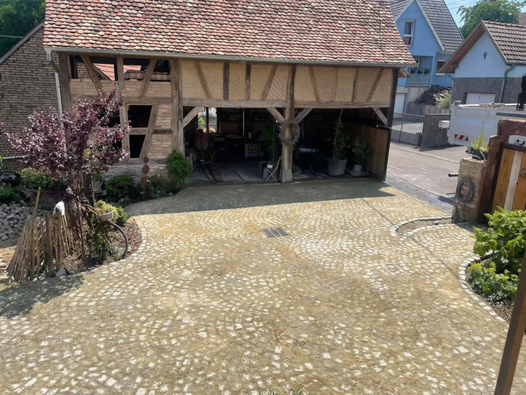 Pavé en queue de paon d'une maison à Wintzenheim, près de Colmar CLK 