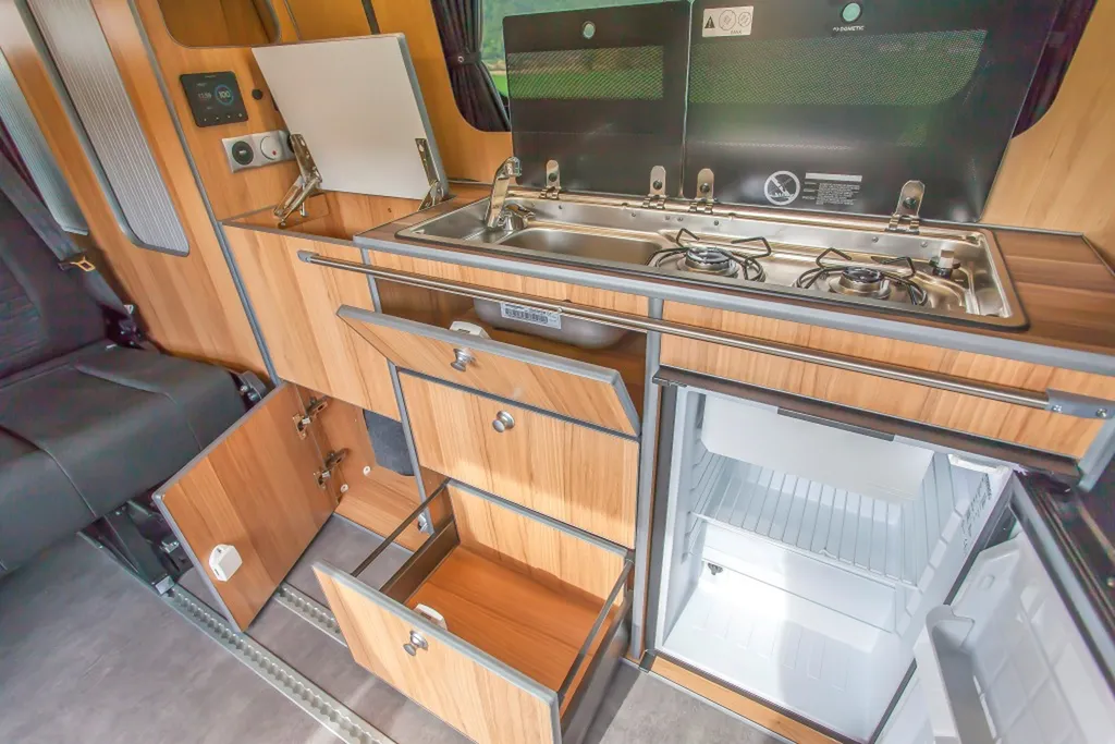 Aménagement intérieur sur-mesure Ford Transit Custom L1H1 Court avec banquette similicuir noir matelassé à Grenoble en Isère