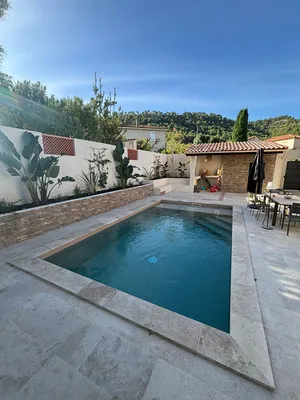 Piscine maçonnais avec rideau et Terrasse à Aubagne par Architecte paysagiste étude de conception et suivi travaux 