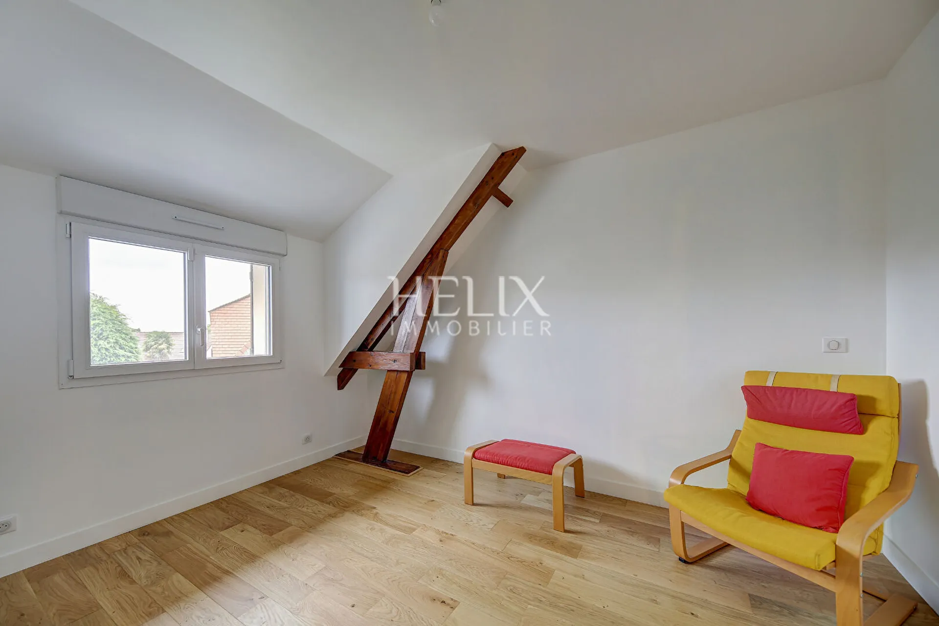 En exclusivité Maison à vendre proche du Lycée international de Saint -Germain-en-Laye, une belle maison de 5 chambres avec un intérieur moderne.