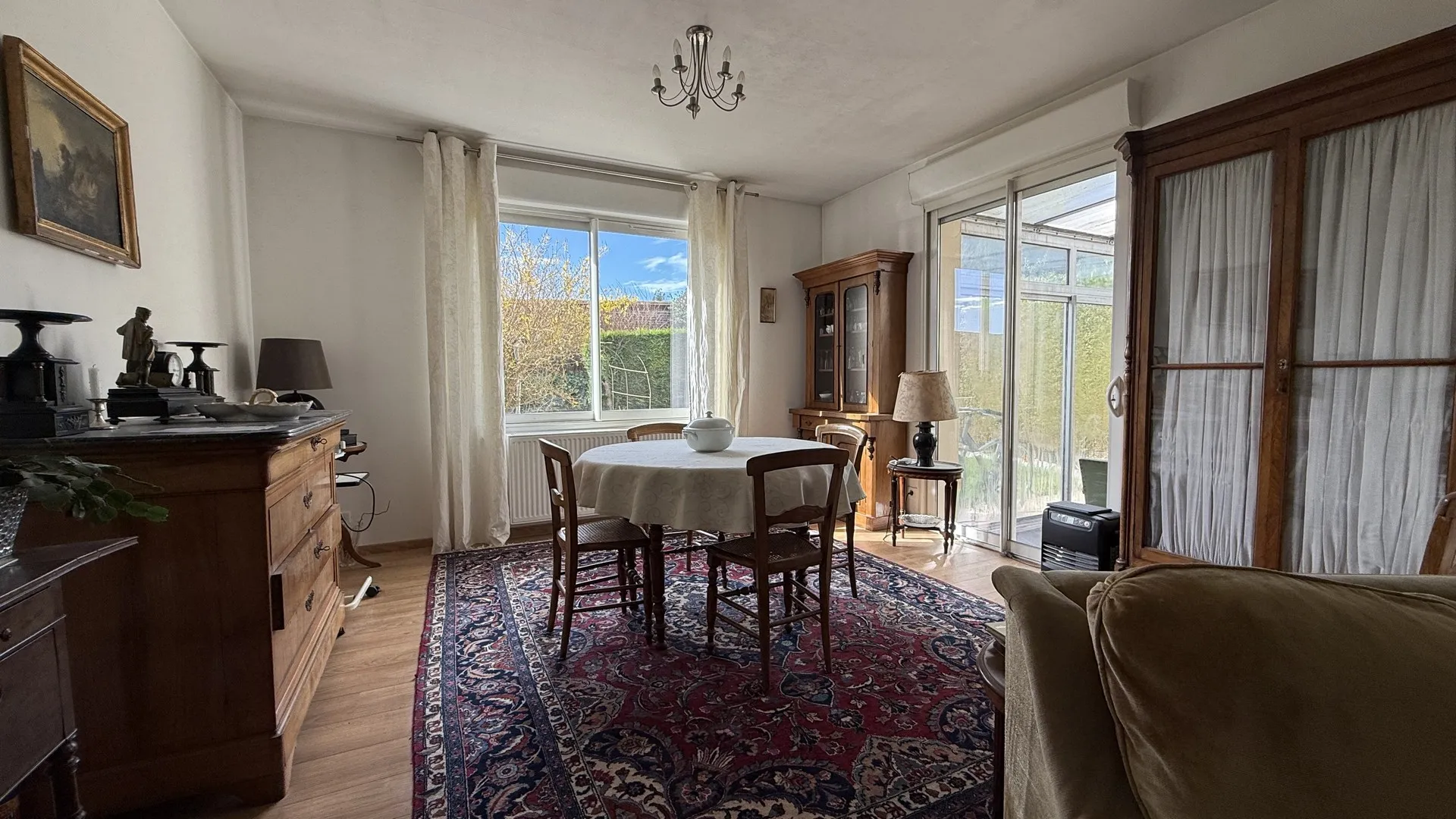 Au rez-de-chaussée, cette maison à acheter à Dieppe propose une entrée, une cuisine aménagée et équipée ainsi qu’un salon / séjour.