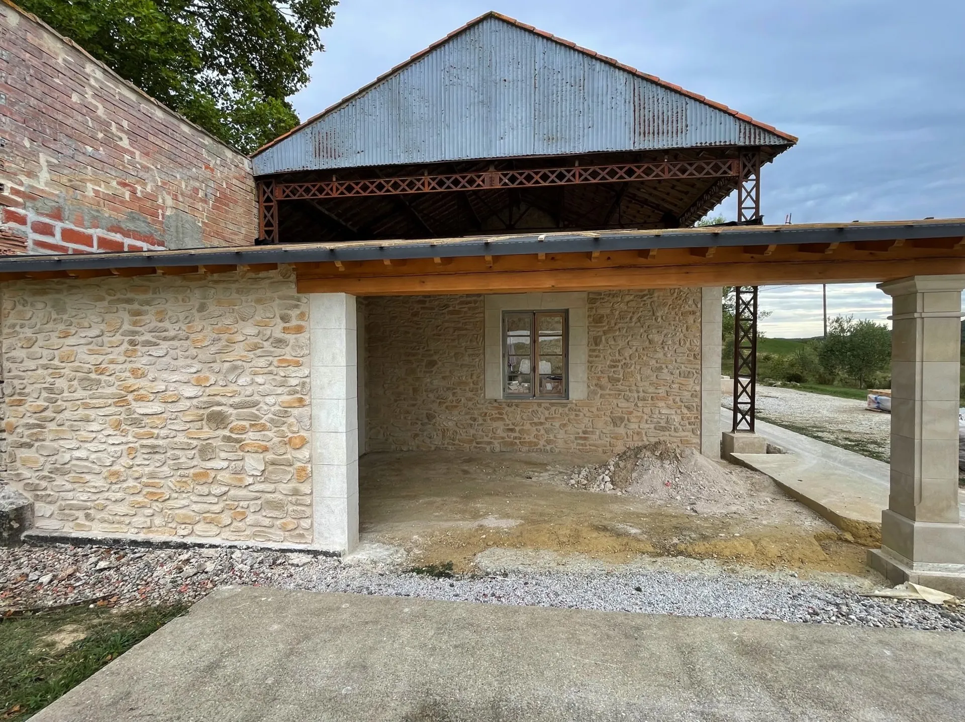Décoration d’un Pool House avec un enduit à la chaux imitant la Pierre à Payra-sur-l’Hers dans l’Aude