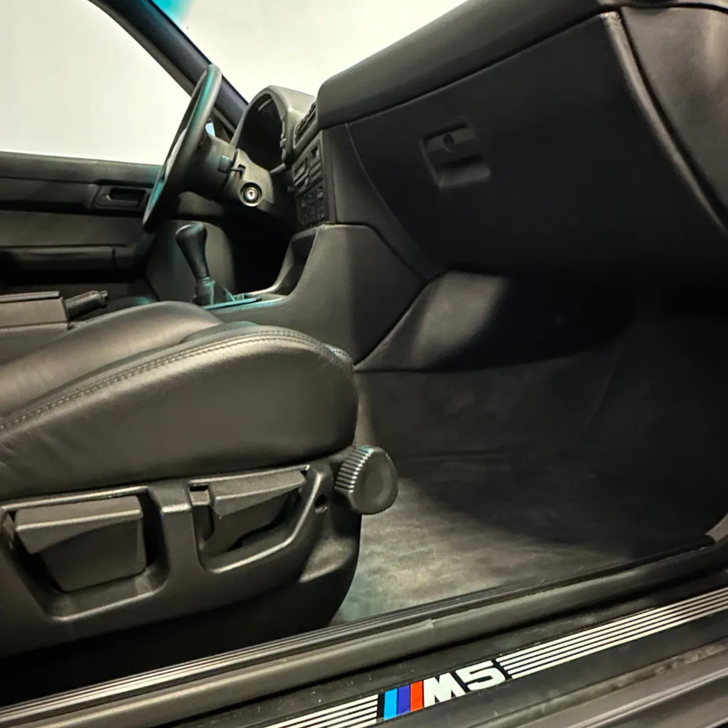 Rénovation intérieure complète et débosselage sur une BMW M5 e34 près du Mans (72)