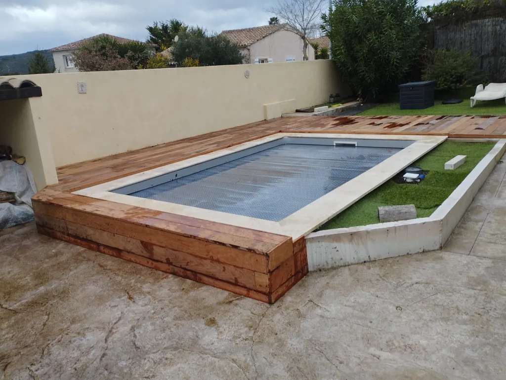 réalisation contour de piscine en jatoba exotique a poussan a coter de Montpellier 
