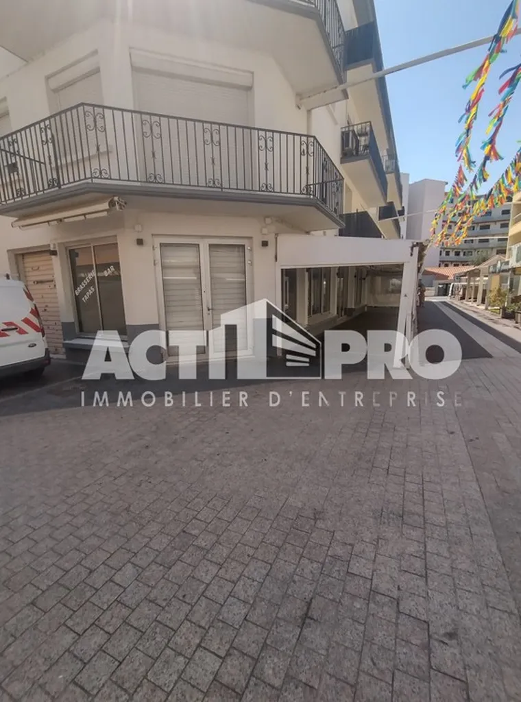 Opportunité unique d’investissement immobilier : découvrez ce local commercial d'exception idéalement situés en angle de rue commerçante à Canet-en-Roussillon, au cœur des Pyrénées-Orientales.