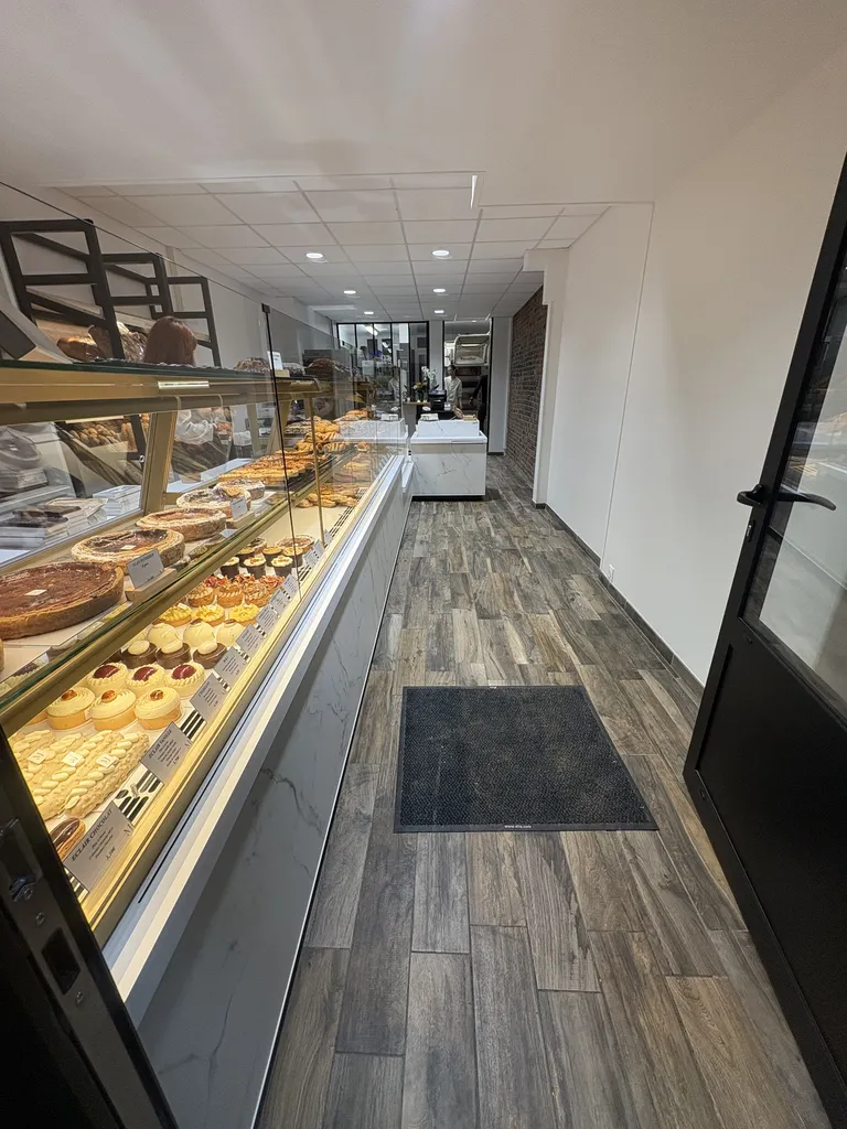 Aménagement intérieur d’une boulangerie avec comptoir en stratifié effet marbre à Fécamp