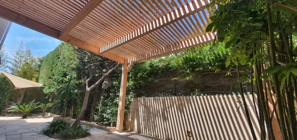 Pergola bois en appui façade Six Fours les plages, Var 83