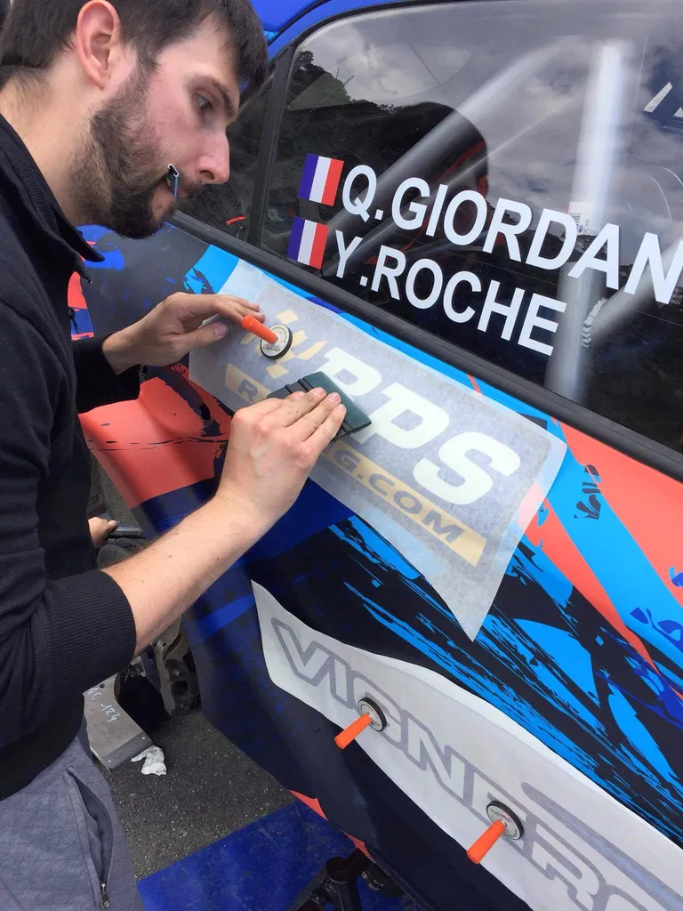 Pose covering sur mesure sur véhicule de compétition