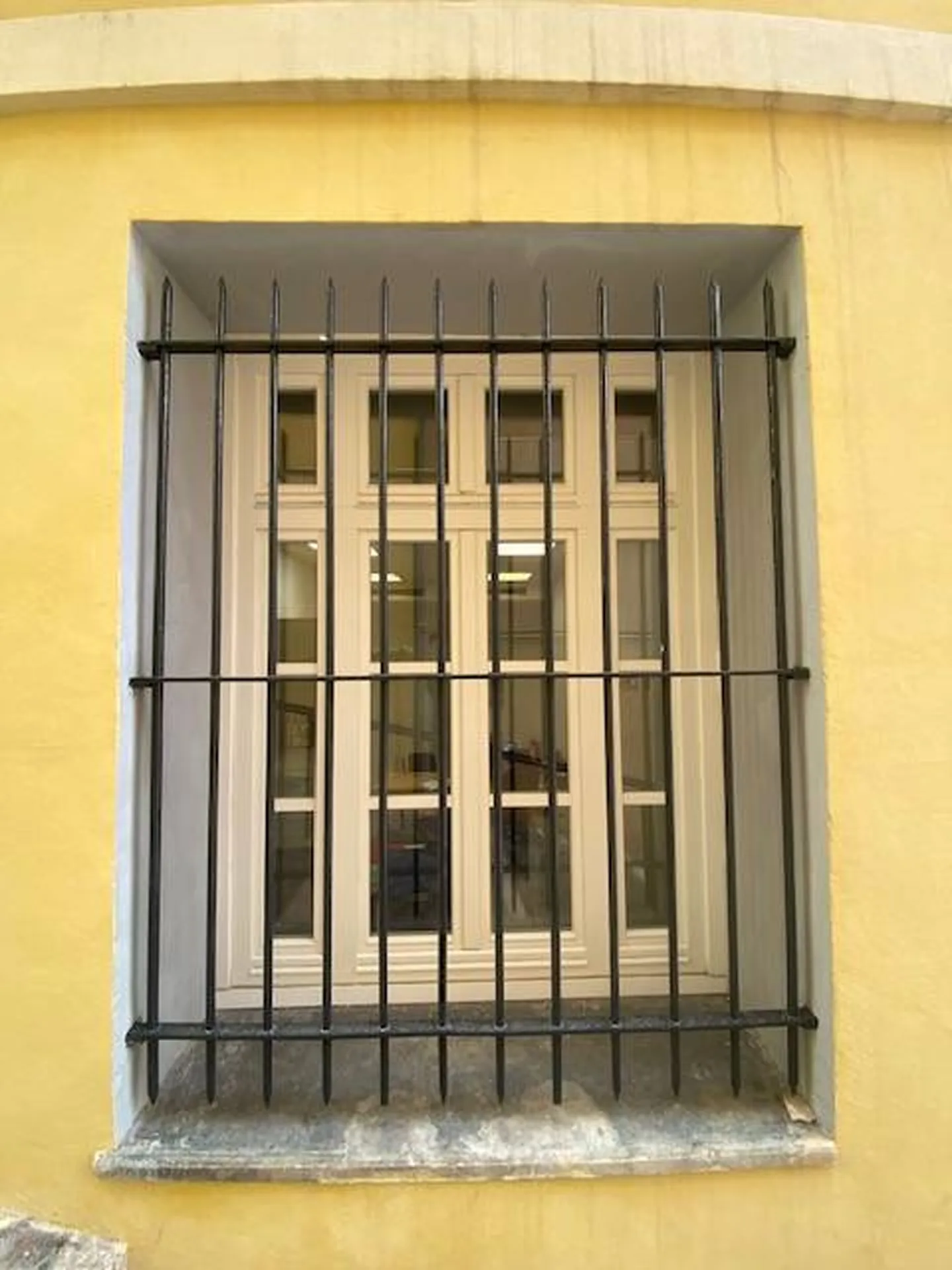 Fourniture et pose d'une fenêtre en PVC à la Mairie d'Antibes (06)