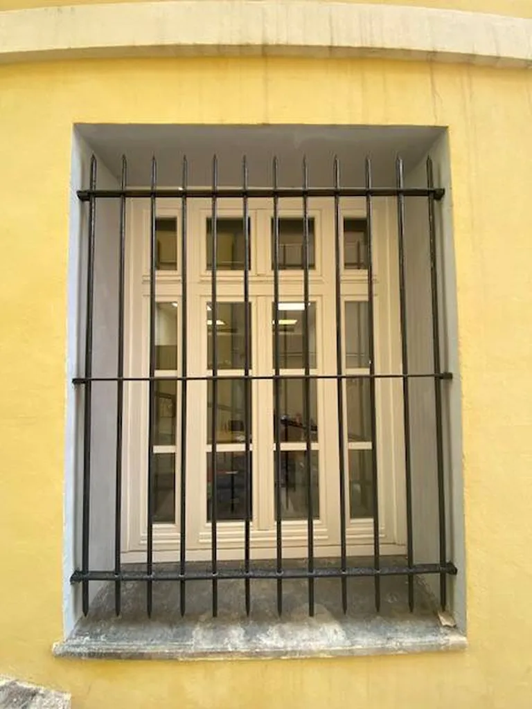 Fourniture et pose d'une fenêtre en PVC à la Mairie d'Antibes (06)