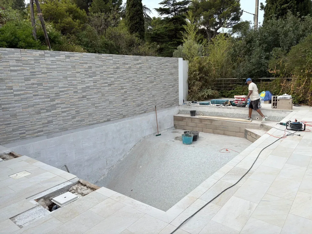 Installation et remplacement skimmer miroir BWT pour piscine à débordement dans les Bouches-du-Rhône – pose skimmer plat à Aix-en-Provence