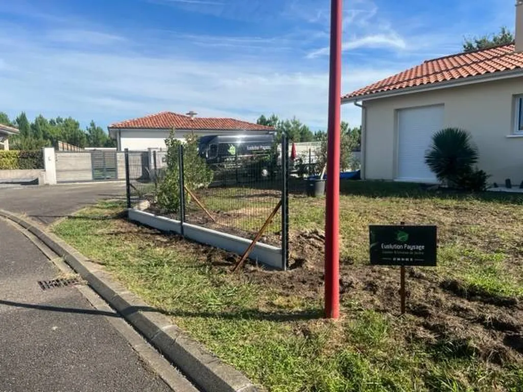 Réalisation de clôture en grillage rigide par Evolution Paysage pour préserver sécurité et intimité à Gastes