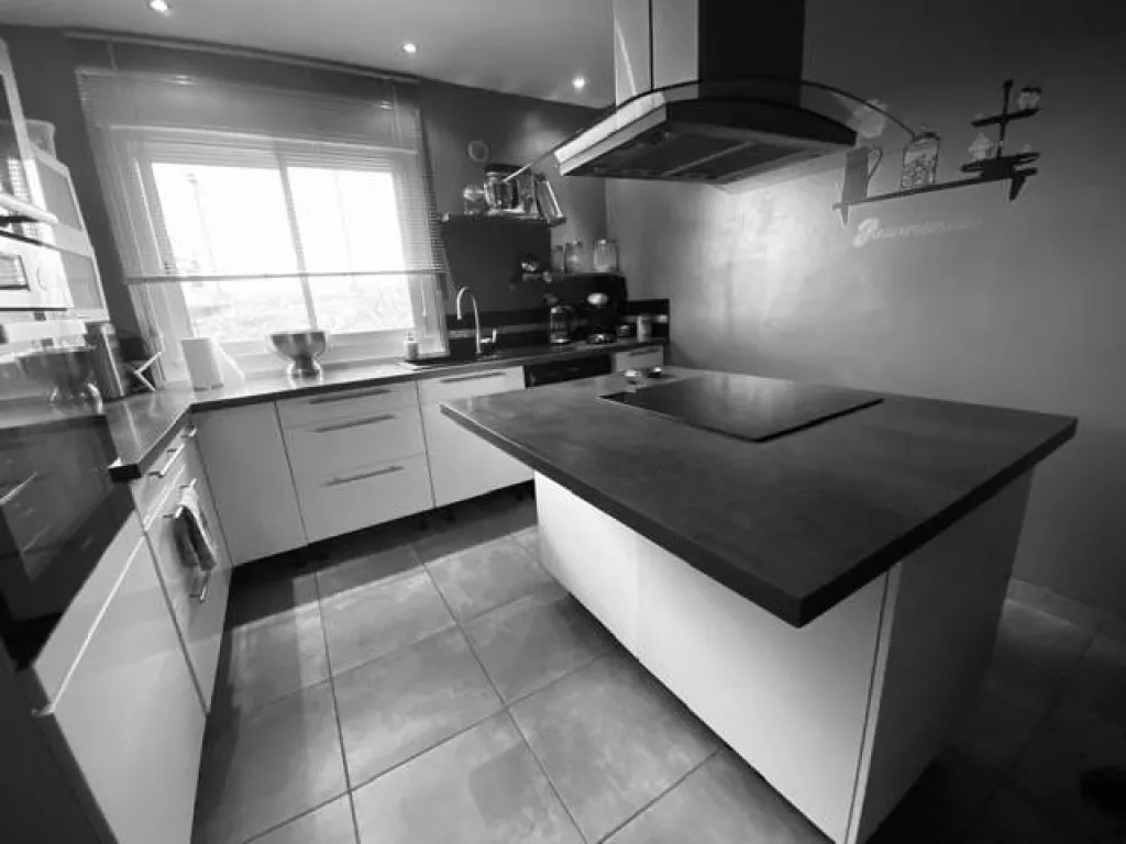 A acheter superbe maison de 160m² avec deux garages sur 2000m² de terrain sur deux niveaux sur la commune de FRENEUSE 76410