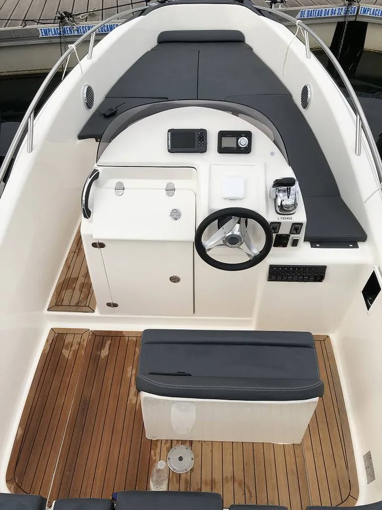 Louer un bateau a coque dure dans le Var